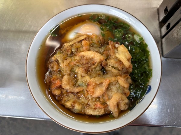 「海老と野菜のかき揚げそば玉子付き(610円)」@桃中軒 沼津駅在来線上りホーム店の写真