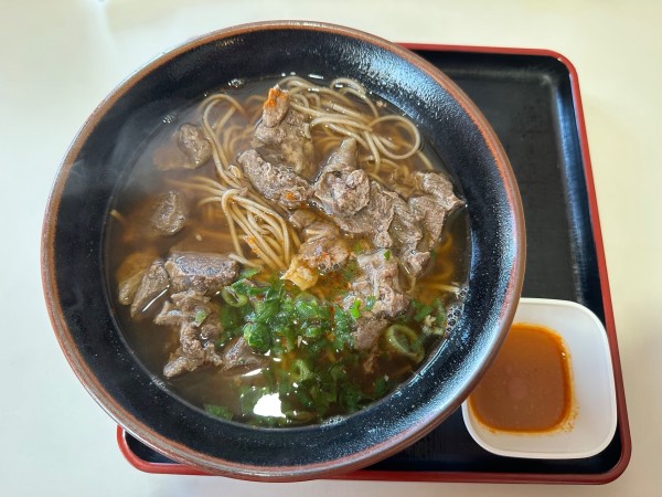 「黒毛和牛もっこりレッドそば(900円)」@スマル亭 弥生町店の写真