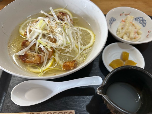 「冷たいレモン塩ラーメン800円（外税）」@ひげの食堂の写真