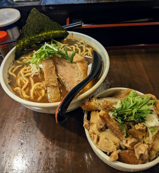 「らぁめん 黒+大盛り+肉飯」@葉月直系 きりきり舞の写真