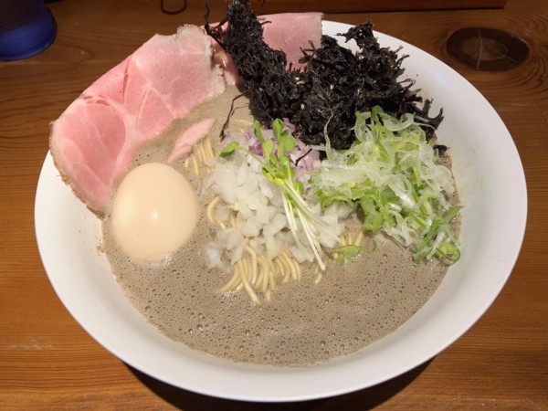 「濃厚煮干豚骨らーめん」@金沢濃厚煮干豚骨 伊乃心の写真