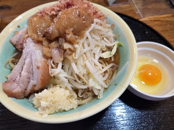 「小　生卵　鰹節　8月8日」@ラーメンめじの写真