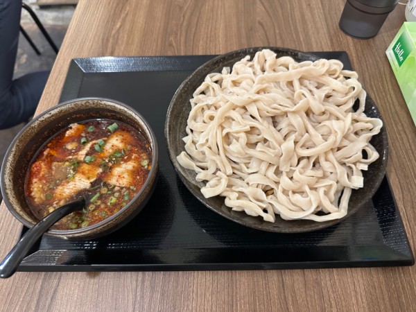 「冷やし辛豚肉汁うどん（大盛・560g・辛1・山椒1）900円」@上州濃厚激辛うどん 麺蔵の写真