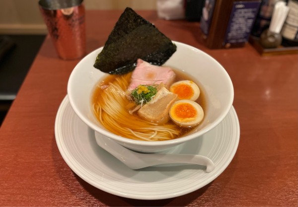 「津軽煮干し中華蕎麦（味玉入り）¥950」@酒肴場 屯の写真