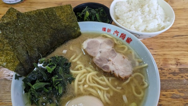 「ラーメン　玉子　れん草　ライス」@六角家 本店の写真