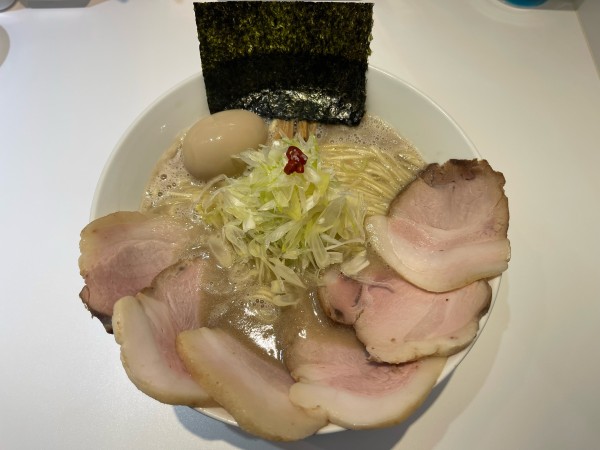 「黒豚上⭐️級塩豚骨＋チャーシュー増し＋味玉アローカナ＋高菜ご飯」@上方レインボーの写真