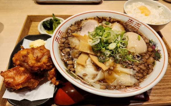 「ワンタンメン　唐揚げセット」@尾道ラーメン 八じゅう 蒲田本店の写真