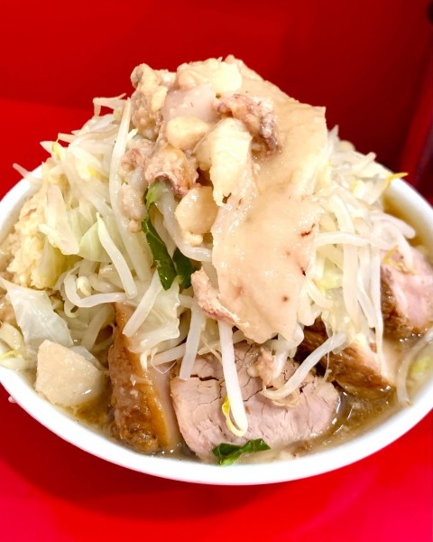 「小豚入り(豚4枚)ニンニクマシヤサイアブラマシマシ」@ラーメン二郎 生田駅前店の写真