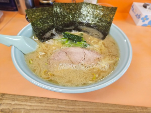 「ラーメン中、ライス」@梅浜亭の写真