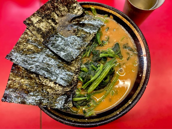 「ラーメン　半麺　油少なめ　ｻｰﾋﾞｽ青菜　800」@柏 王道家の写真