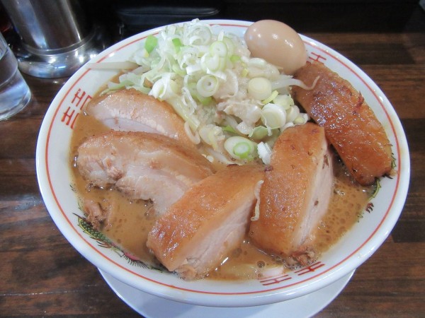 「濃厚豚ラーメン豚３枚（１３９０円）＋豚増し×２＋味玉」@濃厚豚ラーメン 活郎の写真
