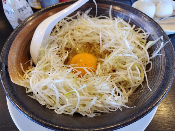 「まぜめん風ねぎ玉中華そば（アイス付き）　＋幸楽苑の素：無料」@幸楽苑 塩尻広丘店の写真