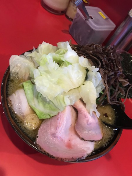 「チャーシューメン 900円＋キャベツ 100円」@どんとこい家の写真