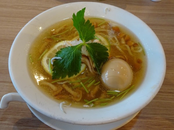 「鰺の冷やし塩煮干しそば（1,000円）＋味玉（100円）」@中華そば ムタヒロ 拝島駅店の写真