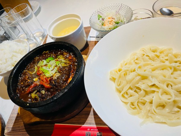 「石鍋麻婆豆腐刀削麺 980円 大盛 100円」@四川名菜 川府の写真