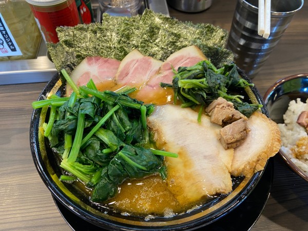 「チャーシューメン3枚　のりバラトントロ純生ほうれん草　カタオオ」@家系ラーメン がくの写真
