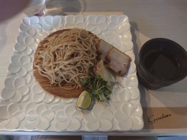 「夏季限定(冷)鶏節と鮭節のざるそ¥1200+ビール.日本酒」@柳麺 呉田-goden-の写真