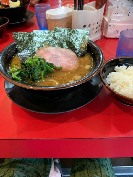 「ラーメン中盛り900円、半ライス100円」@家系ラーメン とらきち家の写真