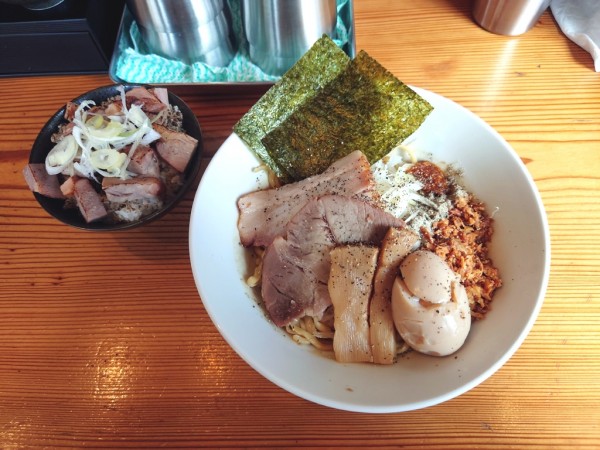 「まぜそば+割れ味玉+チャーシュー丼」@つけ麺 一滴の写真