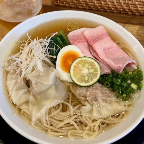 「【限定】冷やし鴨ワンタン煮干しラーメン＋ビール」@麺屋 さくらの写真