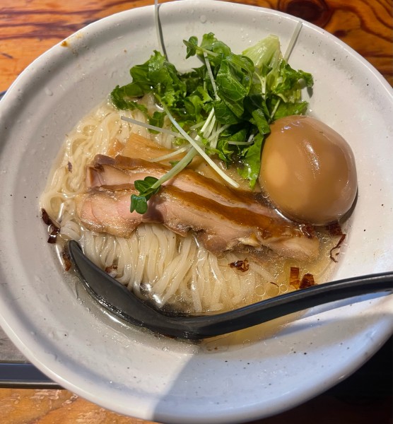「朝塩そば(冷)味玉」@麺場 浜虎 横浜店の写真