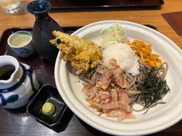 「名物お好みぶっかけそば3種盛り960円+小田原板わさ+日本酒」@信州そば処 そじ坊 所沢グランエミオ店の写真