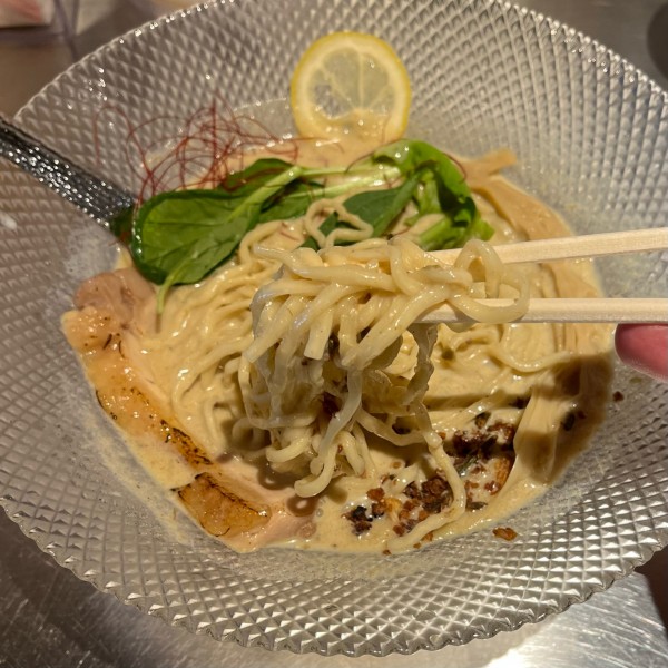 「冷製グリーンカレーソバ」@BASSA NOVA 原宿店の写真