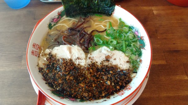 「濃厚豚骨玉名ラーメン・油少なめ、ニンニク多め(¥950)」@濃厚豚骨 くまめん 神田店の写真