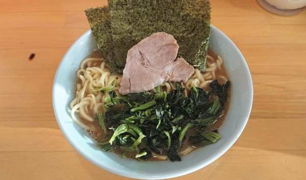「ラーメン 中，ほうれん草増し   900円」@横浜家系ラーメン みと家の写真