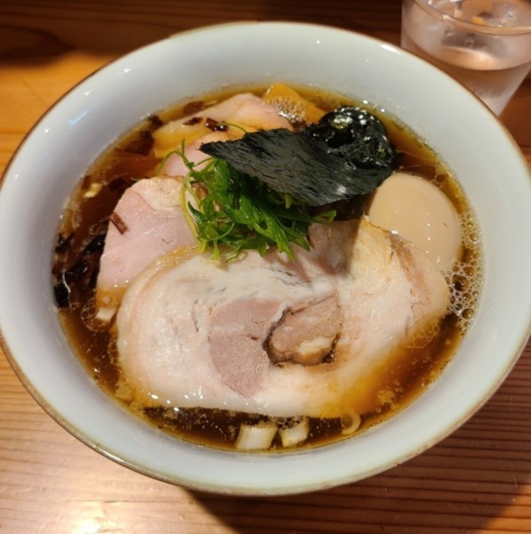 「特製醤油¥(手揉み麺変更)¥1250」@らぁめん鴇の写真