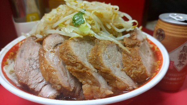 「麺増し大ぶた・烏龍茶(ヤサイカラメ)￥1,050」@ラーメン二郎 上野毛店の写真