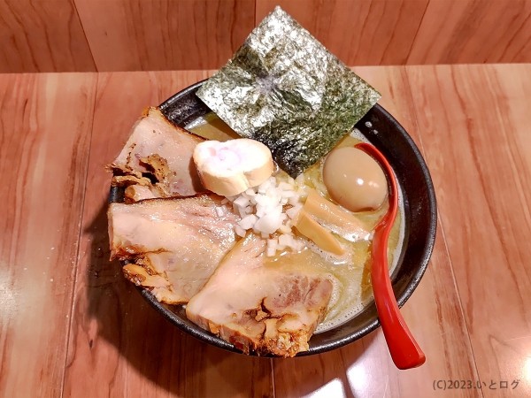 「特にぼ中華そば（大盛 特製チャーシュー＋旨とろ玉）」@in EZO 本店の写真