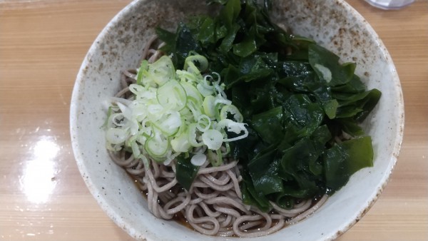「冷やしわかめそば（￥430）」@そば処 二葉 神田駅南口店の写真
