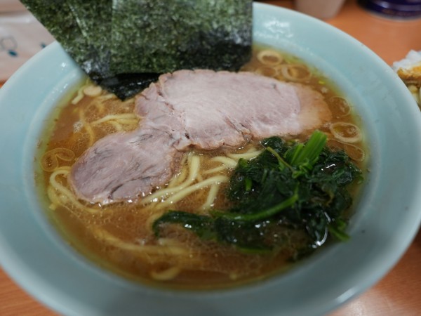 「並 麺硬め＋味濃いめ＋油多め＋サービスライス＋サービスタマチ」@横浜らーめん 武蔵家 綾瀬店の写真