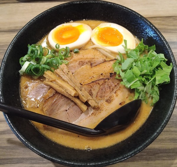 「豚骨と鰹の炙り豚らーめん 1100円」@麺や ふくわらいの写真