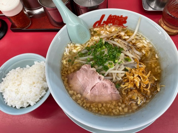 「焦がし醤油(背脂) 半ライスセット¥1,000」@ラーメン山岡家 八雲店の写真