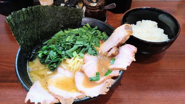 「チャーシューめん＋トロトロバラ肉・生ニラ・海苔・半ライス」@横浜家系らーめん 天王家 寒川総本店の写真