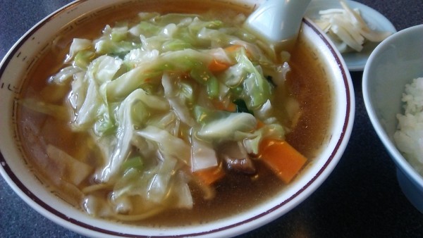 「名物ラーメン 800円＋半ライス 100円」@來々軒の写真