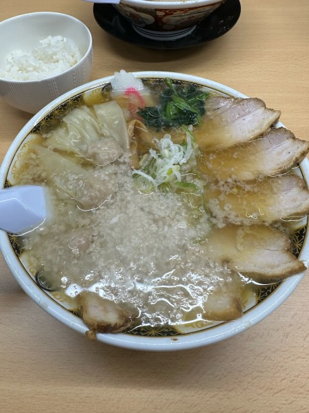 「チャーシュー麺+わんたん+背脂」@青竹手打ちラーメン 麺屋ようすけ 佐野新都市店の写真