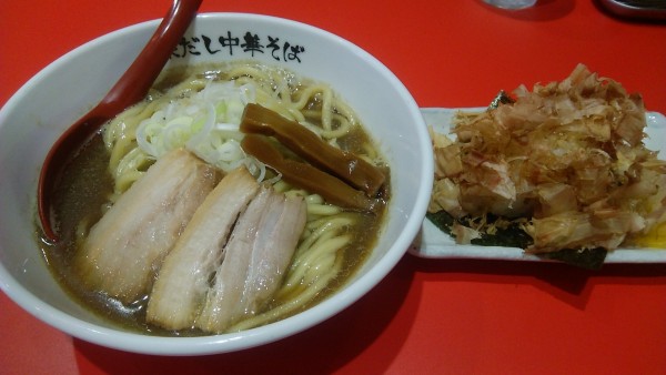 「深だし中華そば（小） 690円＋おむすび 120円」@駅ラーメン 深だし中華そばの写真