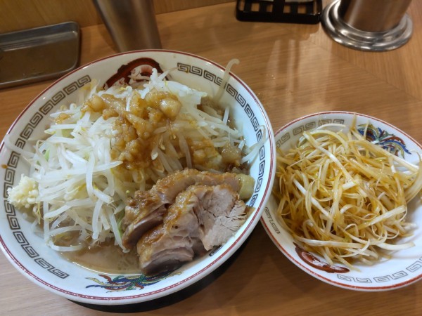 「小ラーメン＋ネギ(別皿)」@ラーメン豚山 恵比寿店の写真
