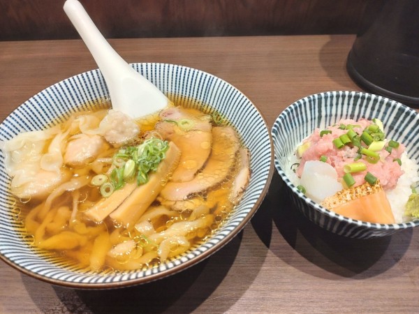 「名古屋コーチンの炙り肉中華そば太麺大盛＋海鮮丼」@寿製麺よしかわ 坂戸店の写真