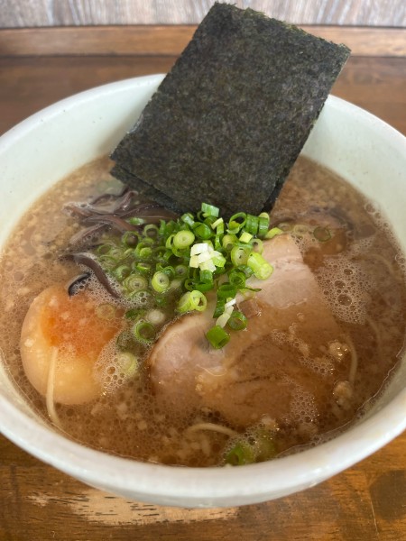 「醤油豚骨らーめん細麺(870円)」@豚骨らーめん いちご家の写真