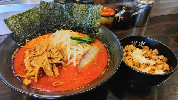 「辛ラーメン・麺Ｗ・メンマ・チャーシュー丼(硬め濃いめ多め)」@ラーメン道楽 川崎店の写真