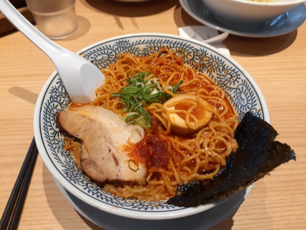 「赤とんこつ」@丸源ラーメン 稲城平尾店の写真