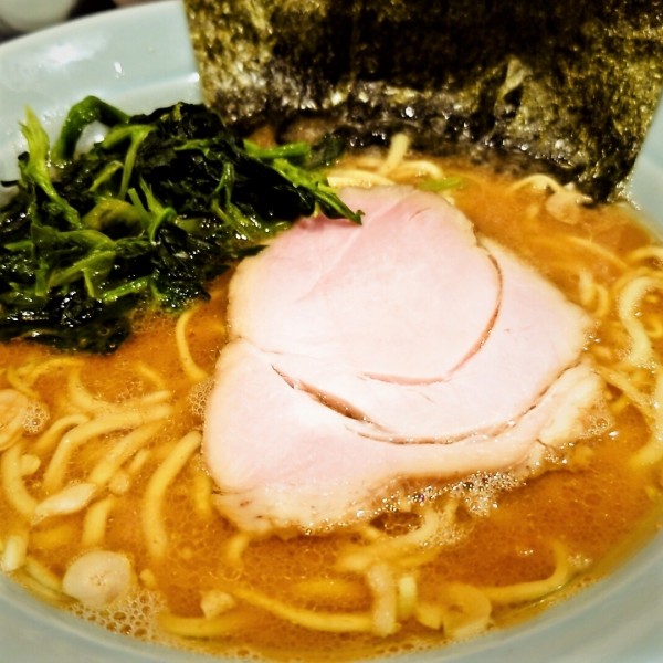 「濃厚豚骨ラーメン中盛」@横浜らーめん 寿三家の写真