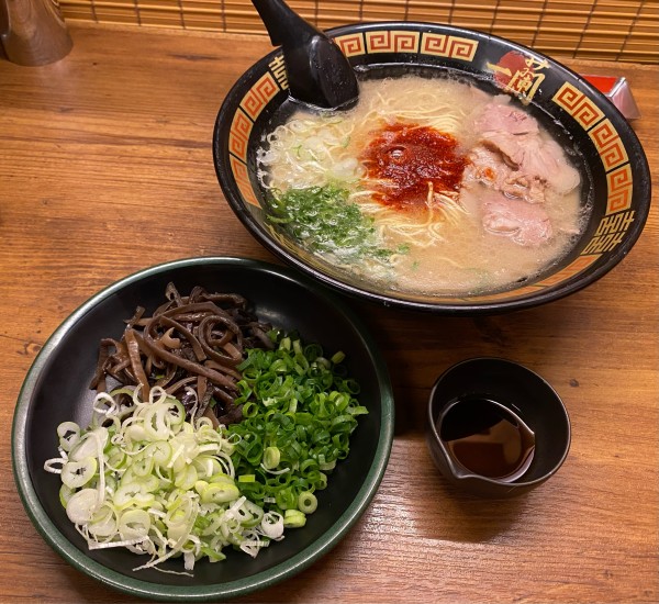 「ラーメン🍜🥢😋(追加ねぎ・きくらげ・オスカランの酸味)」@一蘭 西新宿店の写真