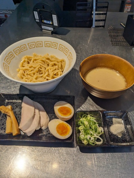「鶏白湯塩のつけ麺＋味たま」@らぁ麺 鶏と鳴く。の写真