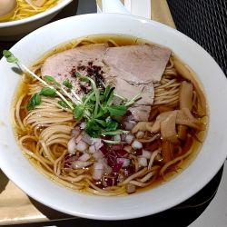 黒トリュフ香る醤油そば900円