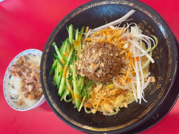 「冷やし担々麺＋半チャーシューまぶし」@王道家直伝 との丸家 八潮店の写真